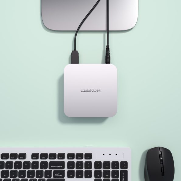 Mini PC Geekom A6 con procesador Ryzen 7 - Mostrando sus puertos frontales.